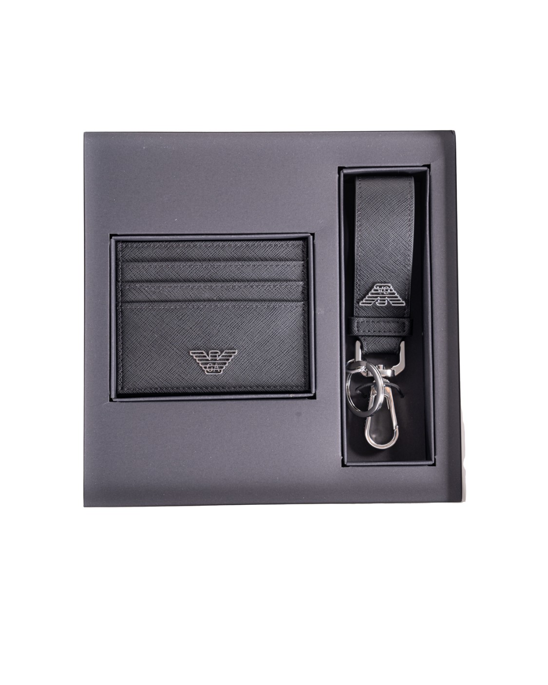 shop EMPORIO ARMANI  Set: Emporio Armani set portacarte e portachiavi.
Set 2 pezzi.
Pelle rigenerata.
Saffiano.
Placchetta aquila.
Dimensioni: 10,5 x 9 x 1,5 cm.
Composizione: 100% Poliuretanica.
Made in China.. Y4R606 Y138E-81072 number 5787827